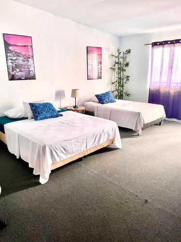 two beds are in a room withermottermottermott at Playa El Obispo B La Marea building La Libertad in La Libertad