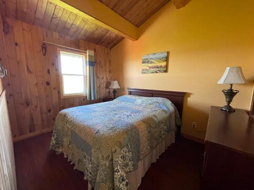 Una cama o camas en una habitación de Beach & Breeze Cottages