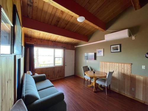Un lugar para sentarse en Beach & Breeze Cottages