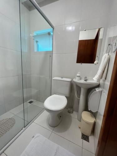 ein Bad mit einem WC, einer Dusche und einem Waschbecken in der Unterkunft Apartamento Elite em Cunha in Cunha