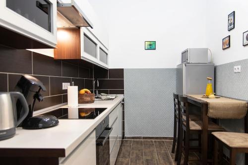 Kuchyň nebo kuchyňský kout v ubytování Sun & Chill Apartment