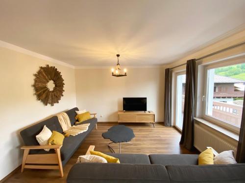 salon z kanapą i telewizorem w obiekcie Sunny Apartment Maria Alm w mieście Maria Alm am Steinernen Meer