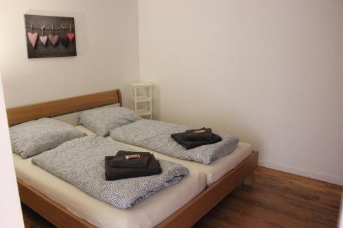 two beds in a bedroom with two bags on them at Viel Platz und ungestört für sich in Diepenau