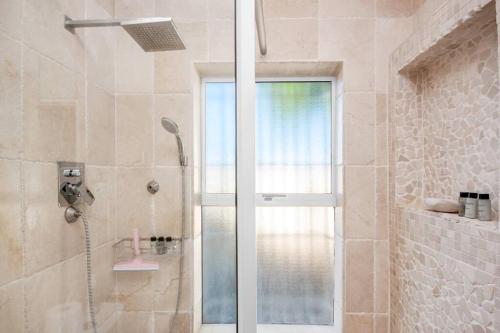 baño con ducha y puerta de cristal en Working Professionals, Modern, Cozy, WiFi, en Ciudad del Cabo