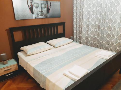 ein Bett mit zwei Kissen auf einem Zimmer in der Unterkunft Apartment Green Note in Split