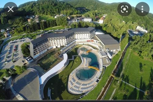 an aerial view of a building with a pool at Teslić Apartman NiA in Teslić