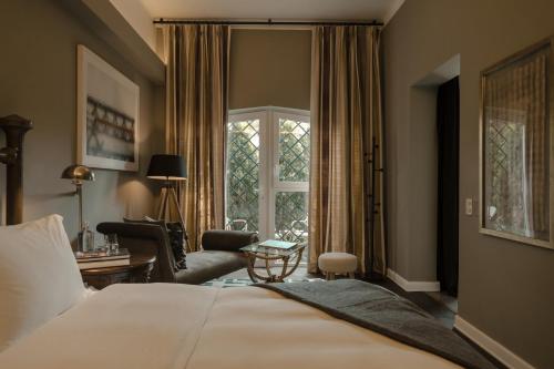 a bedroom with a bed and a living room at Atemporal by Andean in Lima