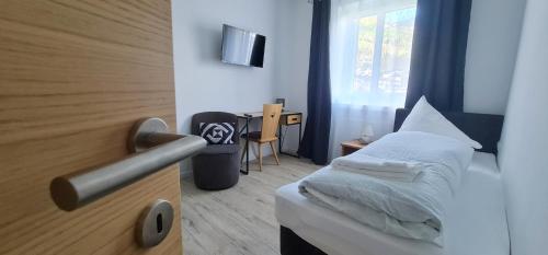 Dormitorio pequeño con cama y mesa en Apartment Traube - Stelvio, en Stelvio