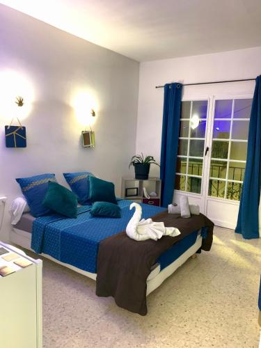 une chambre avec un lit avec un cygne dessus dans l'établissement Chambre Coté Terre & Coté Mer, à Cuxac-dʼAude