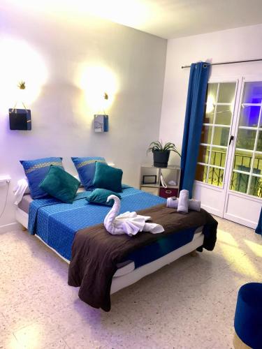 - une chambre dotée d'un lit avec deux cygnes dans l'établissement Chambre Coté Terre & Coté Mer, à Cuxac-dʼAude