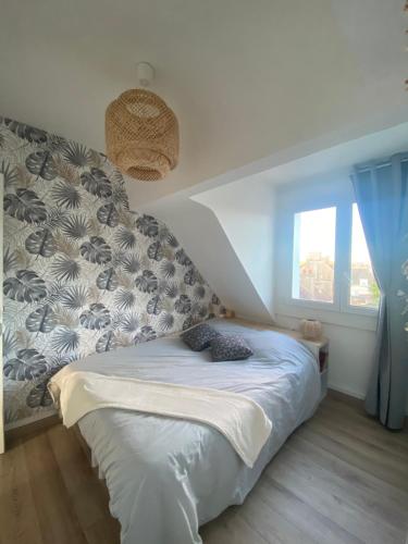 une chambre avec un lit et une fenêtre dans l'établissement Le Portel : Bel appartement à deux pas de la mer, à Le Portel