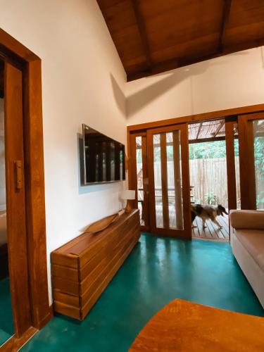 a living room with a couch and a tv at HaraMatha in Barra Grande