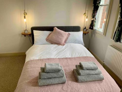 Säng eller sängar i ett rum på The Nest, central Ludlow one bed apartment