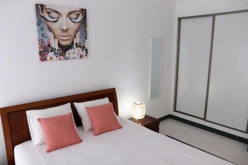 Schlafzimmer mit einem Bett mit Wandgemälde in der Unterkunft Apartamento Salgados Mar in Albufeira