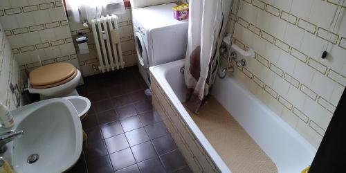 een badkamer met een toilet, een bad en een wastafel bij CASA CHIARA - 11 minuti da Milano - 6 minuti da policlinico San Donato Milanese in San Giuliano Milanese