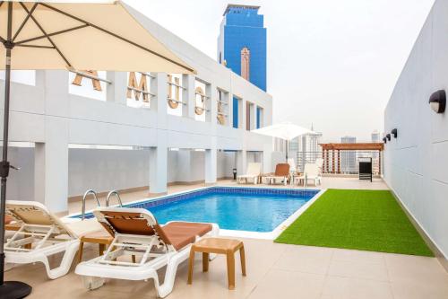 Bazén v ubytování Loumage S Suites and Spa nebo v jeho okolí