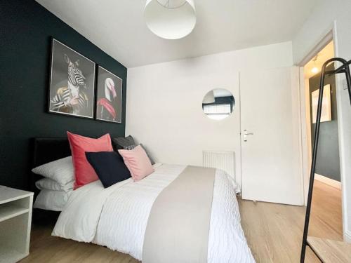 Säng eller sängar i ett rum på *NEW* Beautiful 2 Bedroom House in Central Location