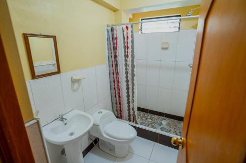 y baño con lavabo, aseo y ducha. en Amazing Huaraz, en Huaraz