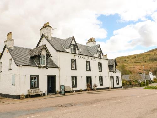 ロッホギルヘッドにあるKilmartin Viewの道路脇白い建物