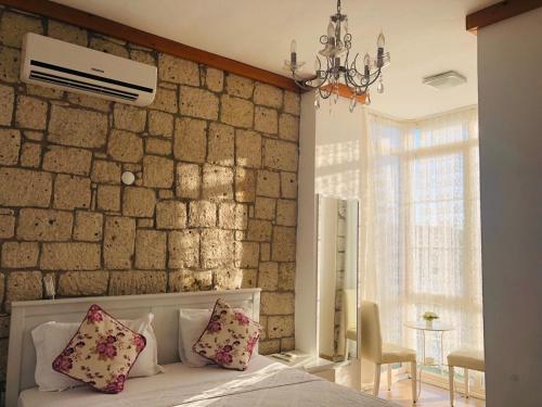 Postel nebo postele na pokoji v ubytování Kemerlihan Deluxe Hotel