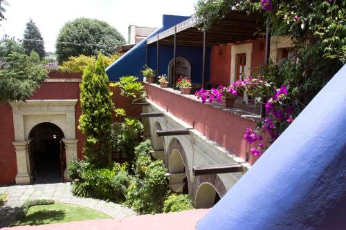 a house with flowers on the side of it at Quinta Luna in Cholula