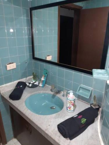 Habitacion con baño compatido en casa de familia en Corferias, Quinta Paredes, Embajada Americana في بوغوتا: حمام مع حوض ومرآة