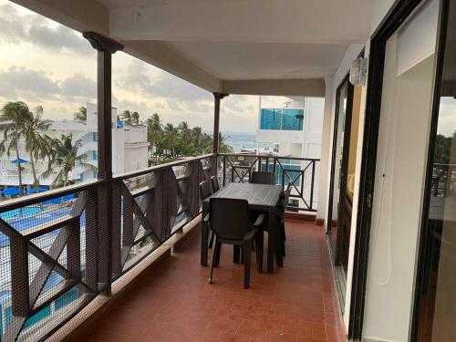 a balcony with a table and chairs on a balcony at Hermoso apartamento recién remodelado zona top in San Andrés