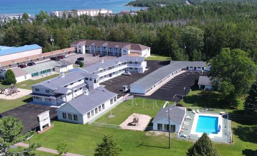een luchtzicht op een huis met een zwembad bij Mackinaw Budget Inn in Mackinaw City