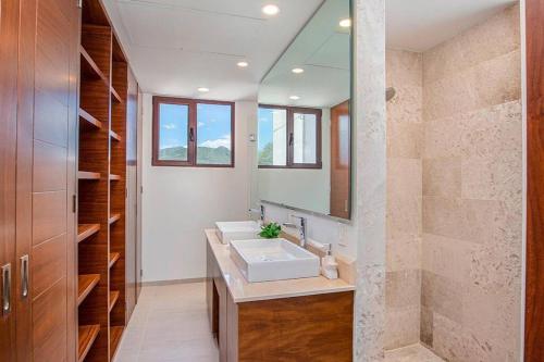 a bathroom with a sink and a mirror at Departamento y playa con servicios Grand Luxe in Cruz de Huanacaxtle