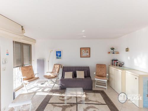 un salon avec un canapé, une table et des chaises dans l'établissement Appartement T2 face plage avec garage aux Sables-d'Olonne - FR-1-197-213, à Les Sables-dʼOlonne