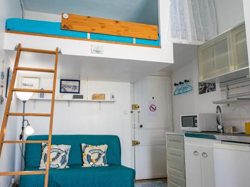 - un salon avec un canapé vert et des lits superposés dans l'établissement Studio cosy à 2 pas de la plage, proche commerces et animations - FR-1-197-448, à Les Sables-dʼOlonne
