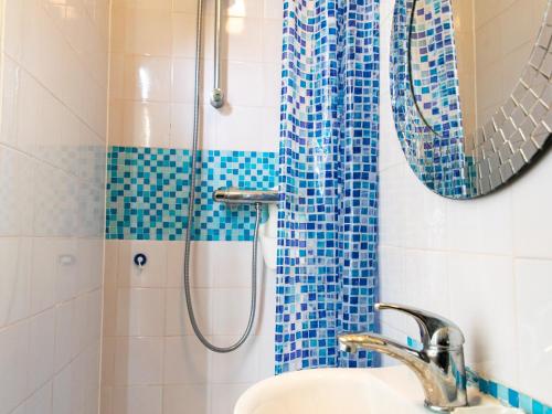 une salle de bain avec une douche avec un lavabo et un miroir dans l'établissement Studio cosy à 2 pas de la plage, proche commerces et animations - FR-1-197-448, à Les Sables-dʼOlonne