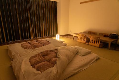 Postel nebo postele na pokoji v ubytování Yuzawa Toei Hotel
