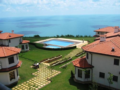 - une vue aérienne sur une maison avec une piscine dans l'établissement Black Sea Rama Golf and Villas, Bell Tower, à Balchik