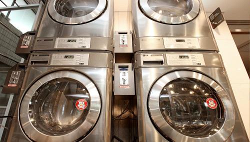 ソウルにあるホテルスカイパーク東大門Ｉの三台の洗濯機の集団
