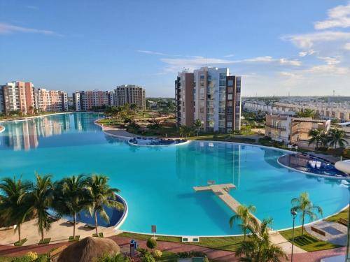 una gran piscina con palmeras y edificios en Un Paraíso en Cancún Dreams Lagoon, en Cancún