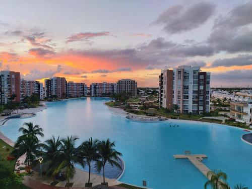 una gran piscina en una ciudad por la noche en Un Paraíso en Cancún Dreams Lagoon, en Cancún