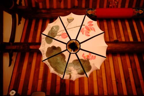 a clock is hanging on a wall at 新龍頭古厝本館 Shin Long Tou B&B in Jinning