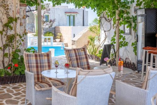 The swimming pool at or close to Entire Villa full View 3 bedrooms 3 bathrooms 3 kitchens