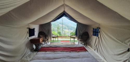 Tenda con un letto e una finestra di Shivapuri Heights Cottage a Kathmandu