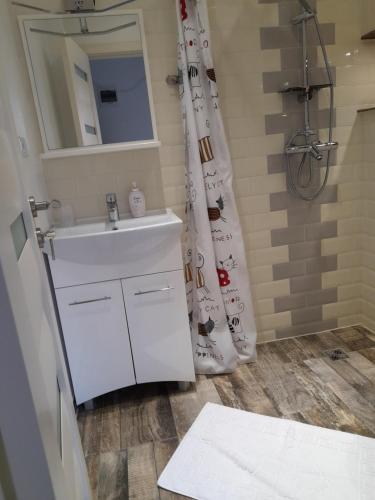 baño con lavabo y cortina de ducha en CasaRiana 3, en Eforie Sud