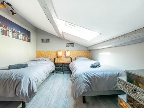 Habitación con 2 camas y escritorio. en Centre Historique - FREE Parking - Self Checkin - WIFI - INDUSTRIEL - SLEEPNTRIPBEZIERS en Béziers