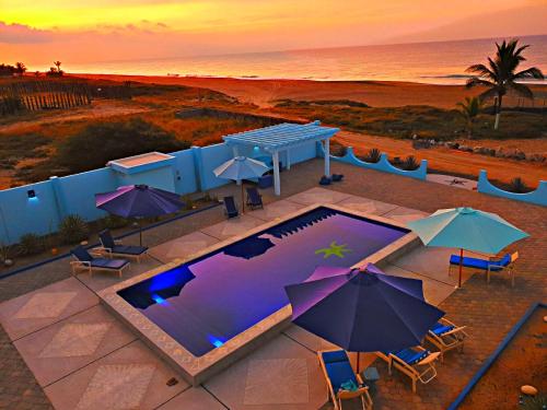 an overhead view of a swimming pool with umbrellas at Villa Star of the Sea in Barra de Navidad