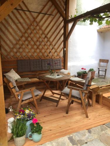 eine Holzterrasse mit einem Tisch und Stühlen in einem Pavillon in der Unterkunft APARTMENT ZUM ROTEN TOR in Spitz