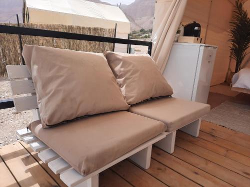 Istumisnurk majutusasutuses TRANQUILO - Dead Sea Glamping