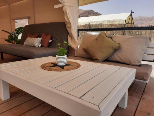 Istumisnurk majutusasutuses TRANQUILO - Dead Sea Glamping