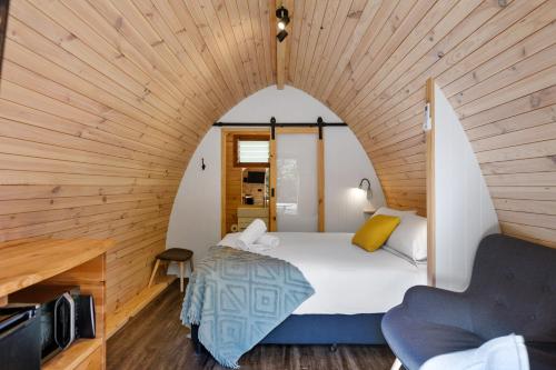 una camera da letto con un grande letto in una camera in legno di Beechworth Holiday Park a Beechworth