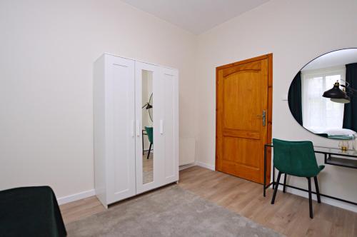 a room with a desk and a door with a mirror at Elegancki Apartament 3city z Parkingiem w Sopocie Blisko Plaży by Noclegi Renters in Sopot