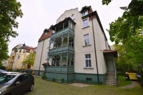 a building with a blue and white at Elegancki Apartament 3city z Parkingiem w Sopocie Blisko Plaży by Noclegi Renters in Sopot