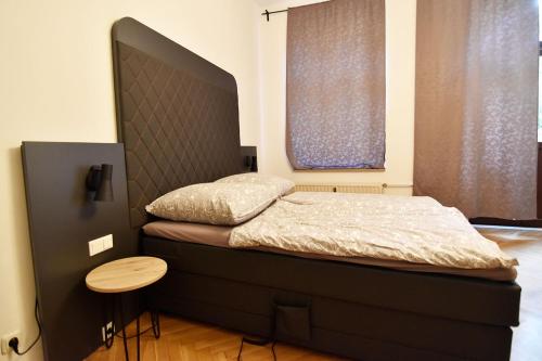 Giường trong phòng chung tại one room apartment in Köln